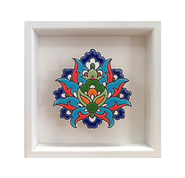 8-قاب کاشی‌برشی گل ‌لاله‌عباسی